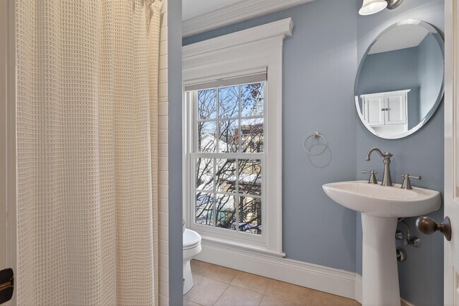 Building Photo - 7 Islington St