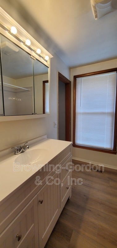 Building Photo - 5020 Bonnameade Dr