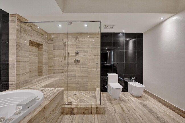 Building Photo - 101 S Fort Lauderdale Beach Blvd