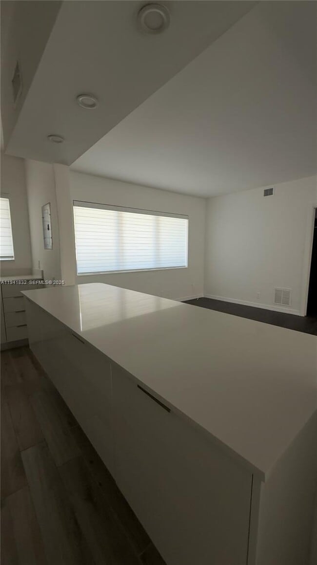 Building Photo - 2000 SW 13th Ct