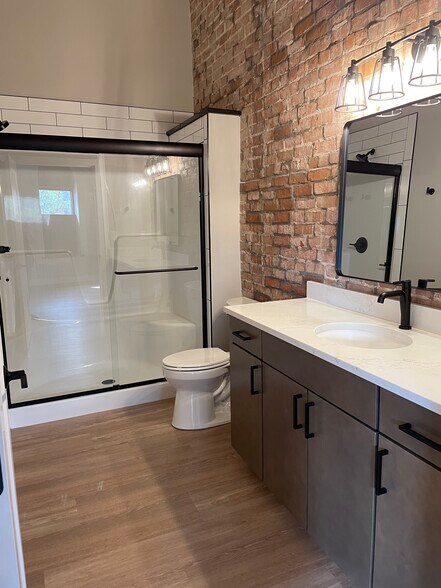 Master private bathroom - 106 W Middle St