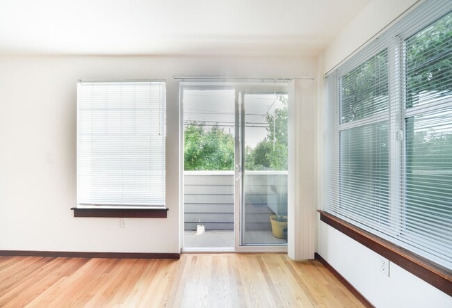 Building Photo - Nice 3 beds / 3.5 baths Townhouse in Green...