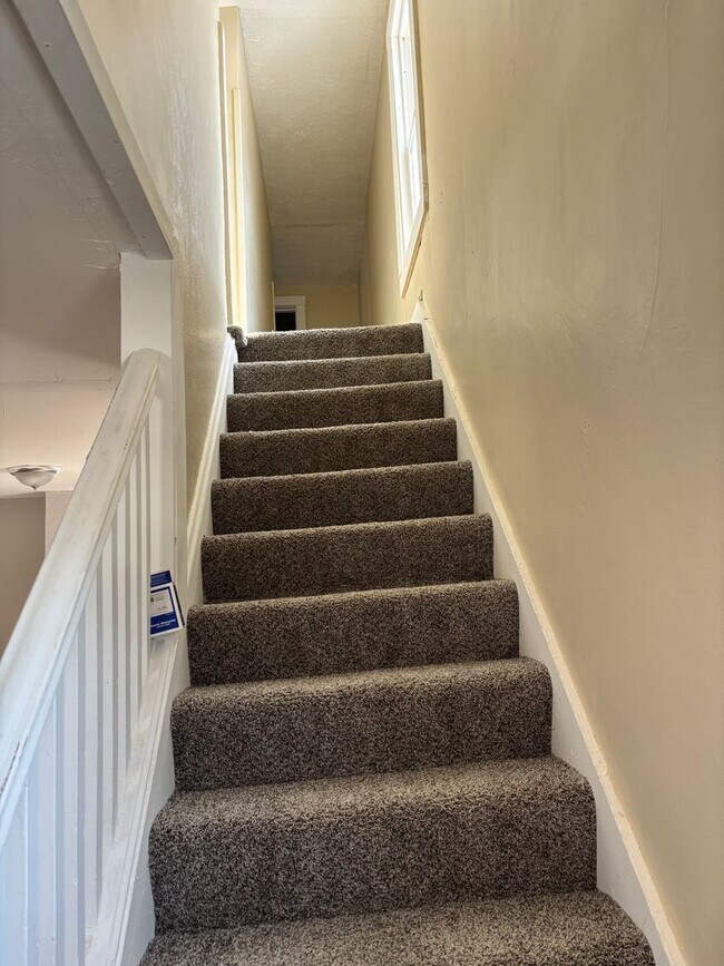 Building Photo - Akron single Home