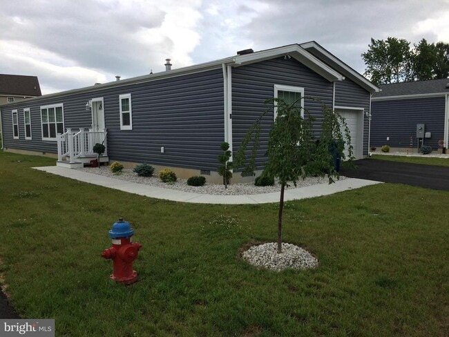 Primary Photo - 11 Edgewater Dr