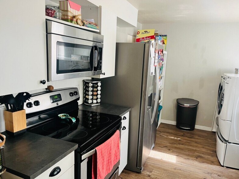 Building Photo - 885 S 50 W