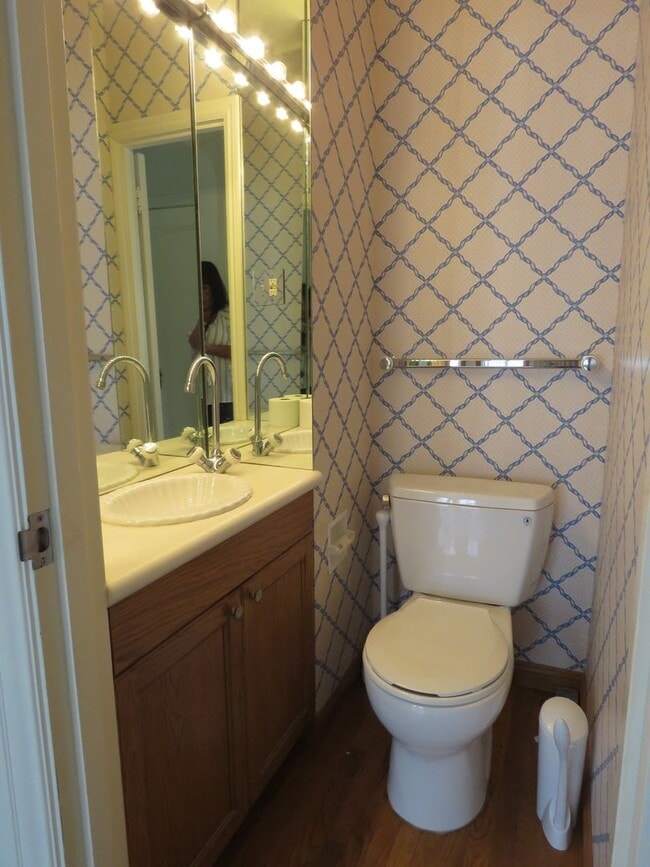 Building Photo - Elegant 4 bedroom House  with bonuses