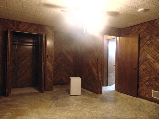 Building Photo - Fayette Family Farm House!