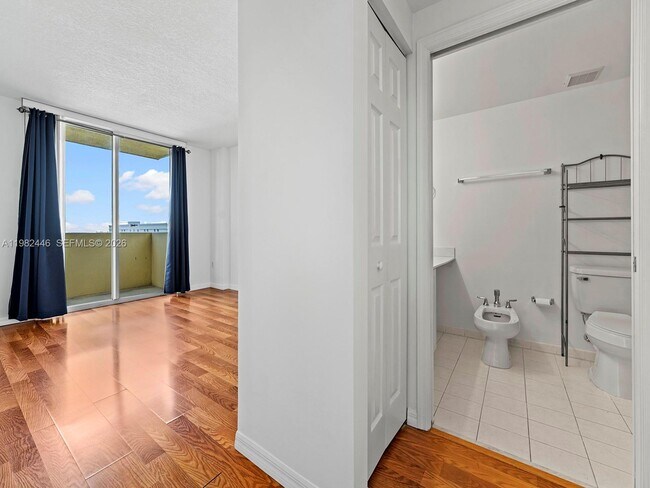 Building Photo - 215 SW 42nd Ave