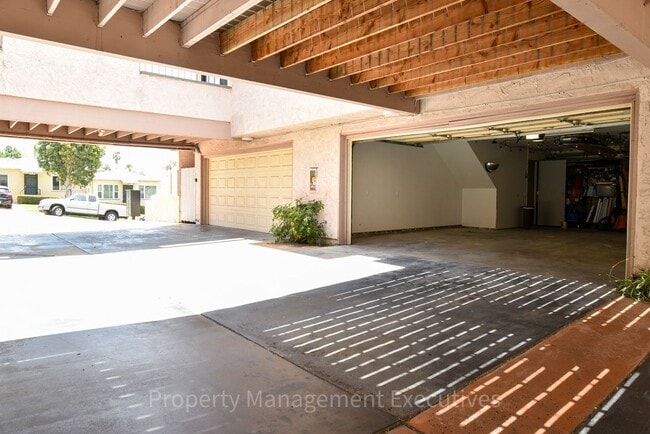 Building Photo - Renovated 2 Bedroom, 2.5 Bath Townhome