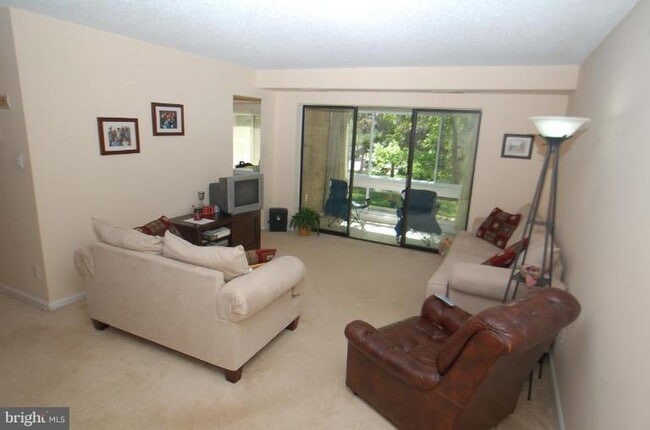 Building Photo - 10223 Valentino Dr