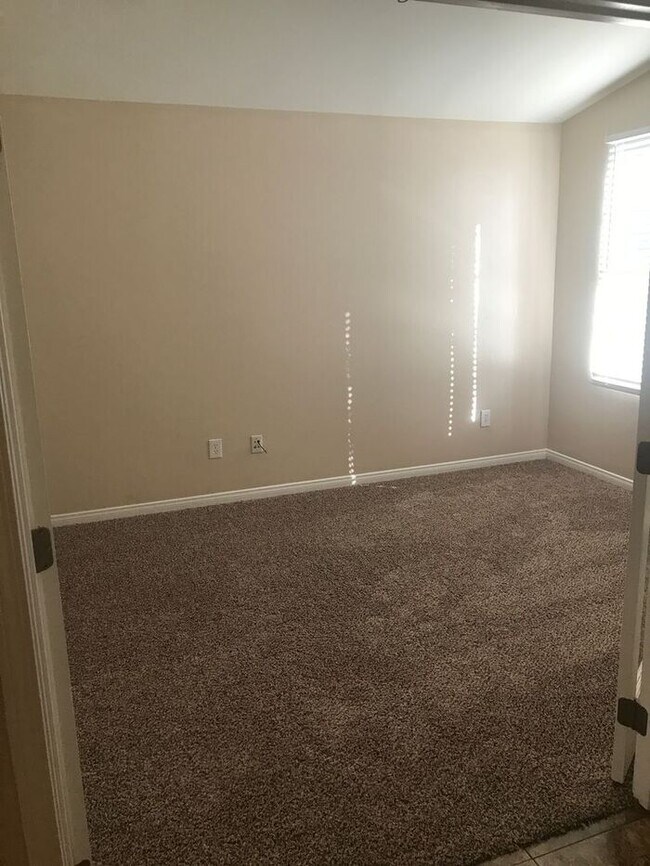 Building Photo - 4 bedroom, 2 bathroom home located near Stine Rd/ McKee Rd.