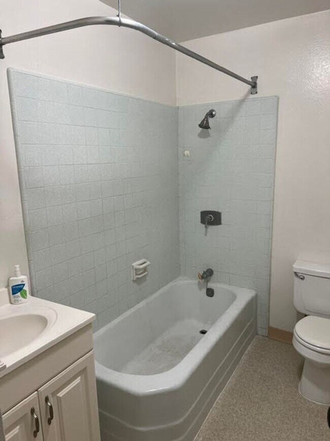 Building Photo - Ash Ave.