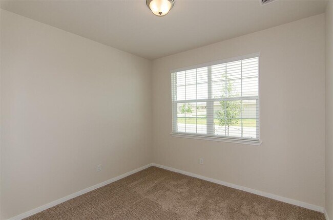 Building Photo - 117 Naset Dr