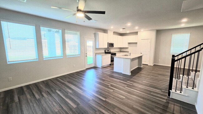 Building Photo - 920 Santa Lucia Dr