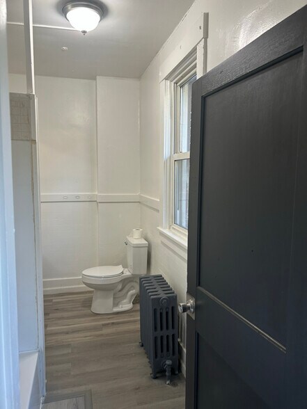 Building Photo - 702 Airbrake Ave
