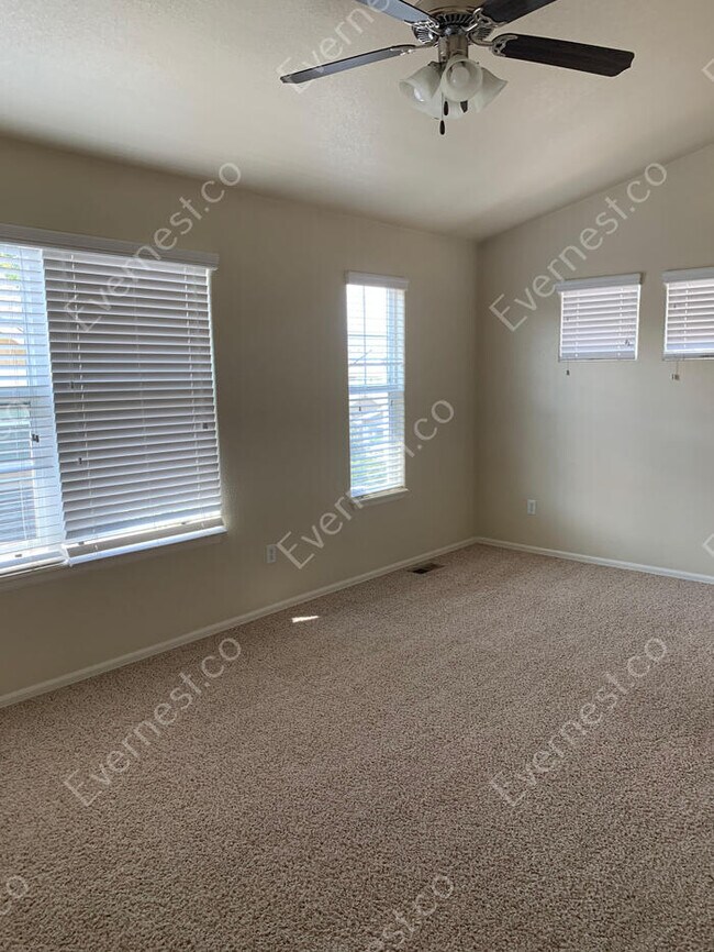 Building Photo - 3-Bed/ 3-Bath Modern Town Home with Attached Garage and Front Porch /Voucher Accepted/Available S...