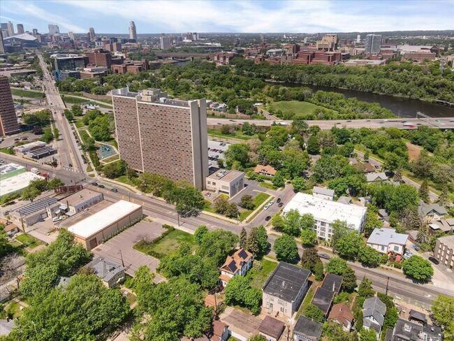 Building Photo - 925 30th Ave S