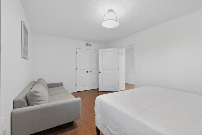 Building Photo - 9735 Village Green Dr NE
