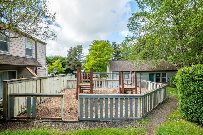 Building Photo - Elk Creek Terrace
