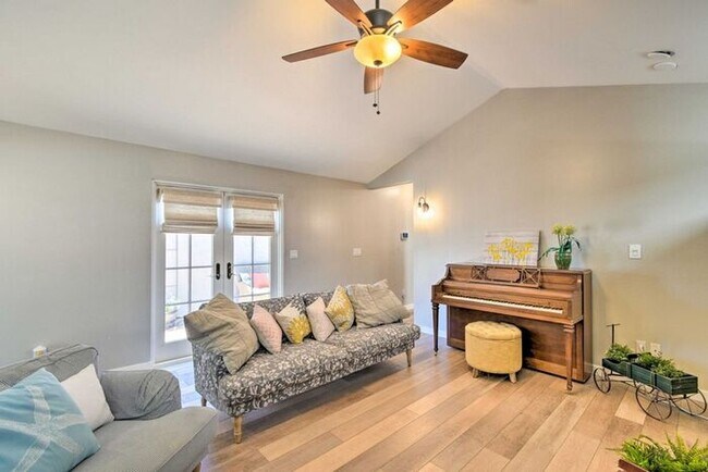 Building Photo - 4 Bed, 3 Bath, stunning home, located in t...