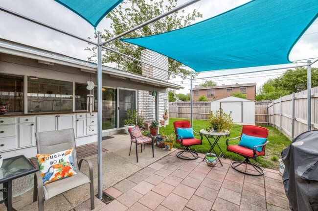 Building Photo - 3614 Pinoak Dr