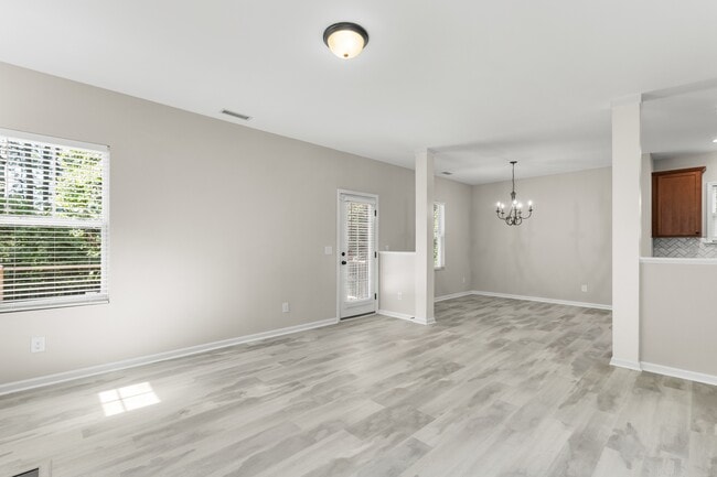 Building Photo - 240 E Quailwood Dr