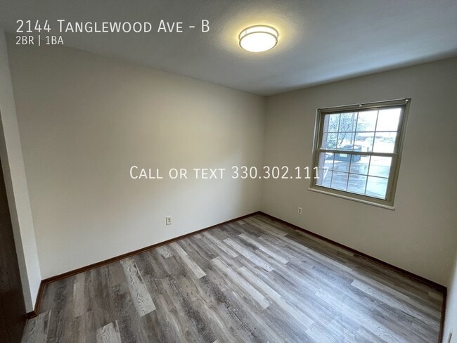 Building Photo - Two bedroom one bathroom second level apar...