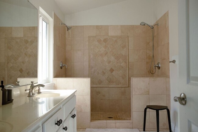 Building Photo - Gorgeous 3 Bedroom 3 Bathroom Corona Home ...