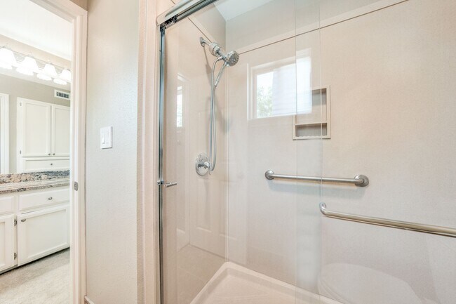 Building Photo - UPDATED 2-BEDROOM TOWNHOME IN MIDTOWN
