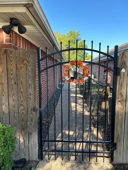 Privacy gate - 1307 Bagby Ave