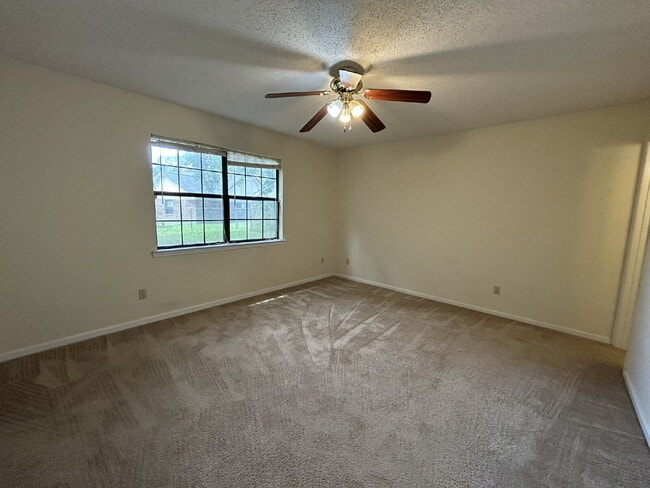 Building Photo - Home For Rent