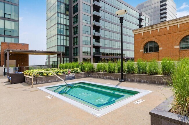 Building Photo - 251 Daniel Burnham Square