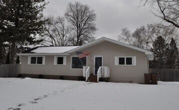 Building Photo - Goregeous 4 Bed 2.5 Bath Home in East Grand Forks! Move in Ready!