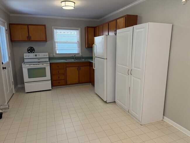 Building Photo - 3 Bedroom Ranch Convenient to Battleground...
