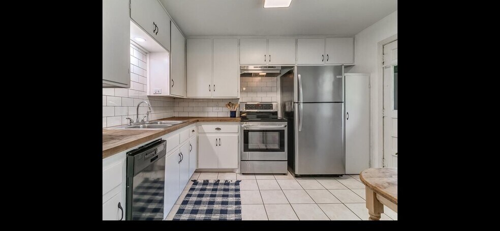 Building Photo - 2821 Cambridge Ct