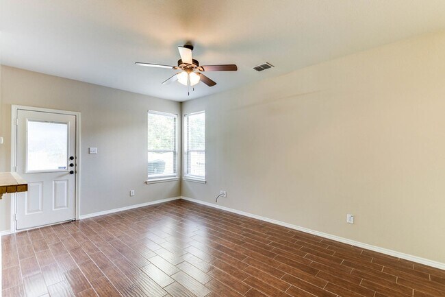 Building Photo - NICE 3 BEDROOM 2.5 BATH TOWNHOUSE LOCATED ...