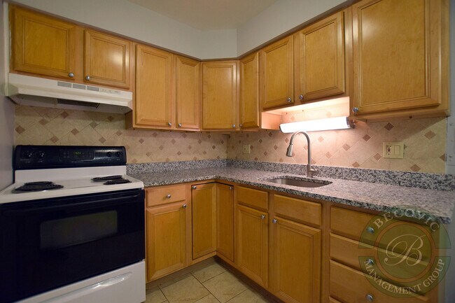 Building Photo - 6029 N Winthrop Ave