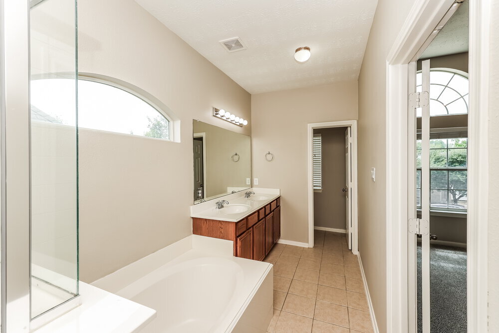 Building Photo - 814 Forest Ivy Ln