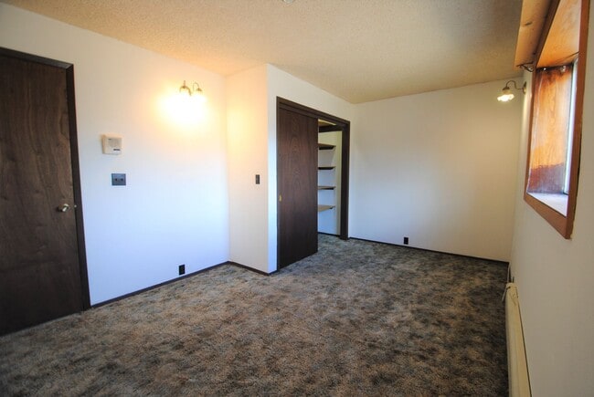 Building Photo - Huge 5 Bed / 3 Bath w/ 2 Car Garage