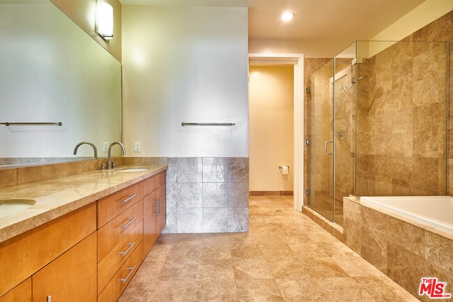 Building Photo - 3223 W 6th St