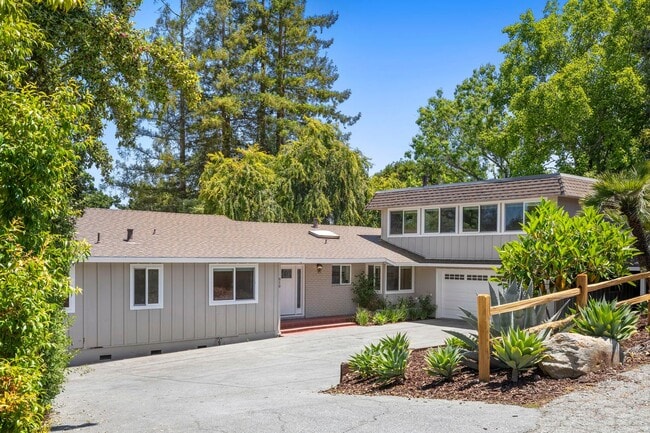 Building Photo - Spacious Menlo Park Retreat with 6 Bedroom...