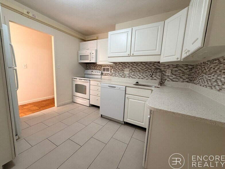 Building Photo - 80 Monmouth St