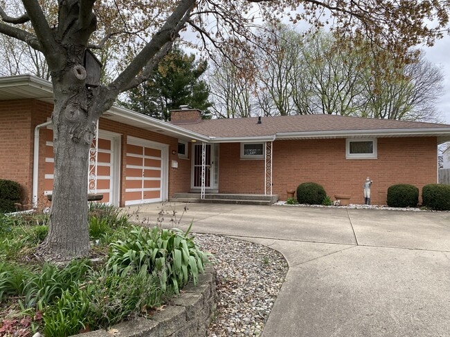 Building Photo - 1702 Golfview Dr