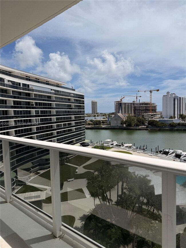 Building Photo - 900 Bay Dr