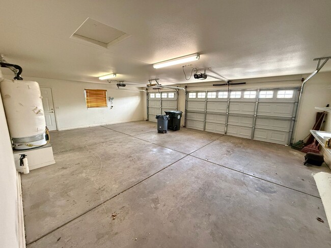 Building Photo - Spacious 3 Bedroom Home in Kingman Foothil...