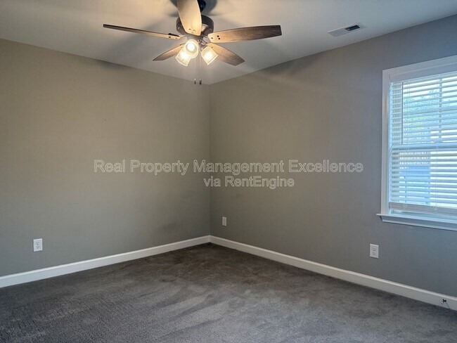 Building Photo - 432 Fallingbrook Dr