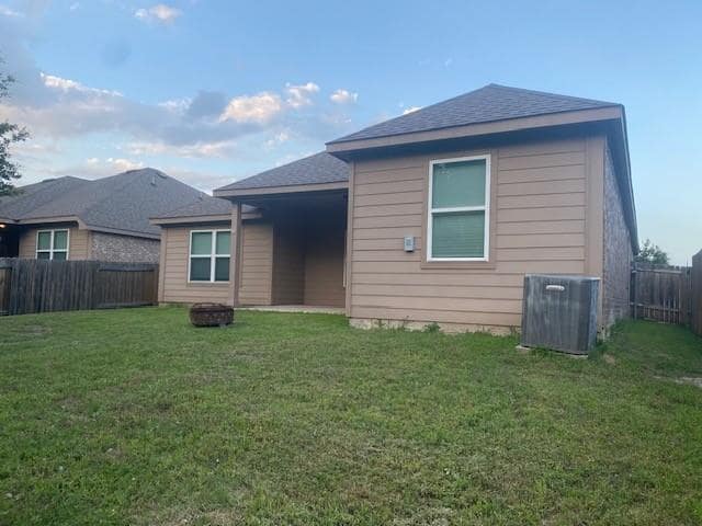 Building Photo - 1720 Persimmon Dr