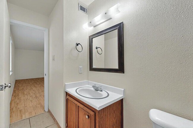 Building Photo - 939 Country Club Dr SE
