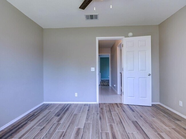 Building Photo - 148 Sapphire Lake Dr