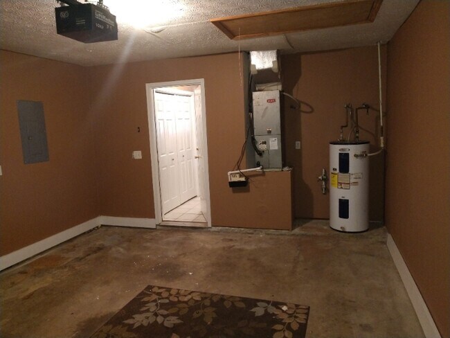 Building Photo - 225 Apple Valley Rd